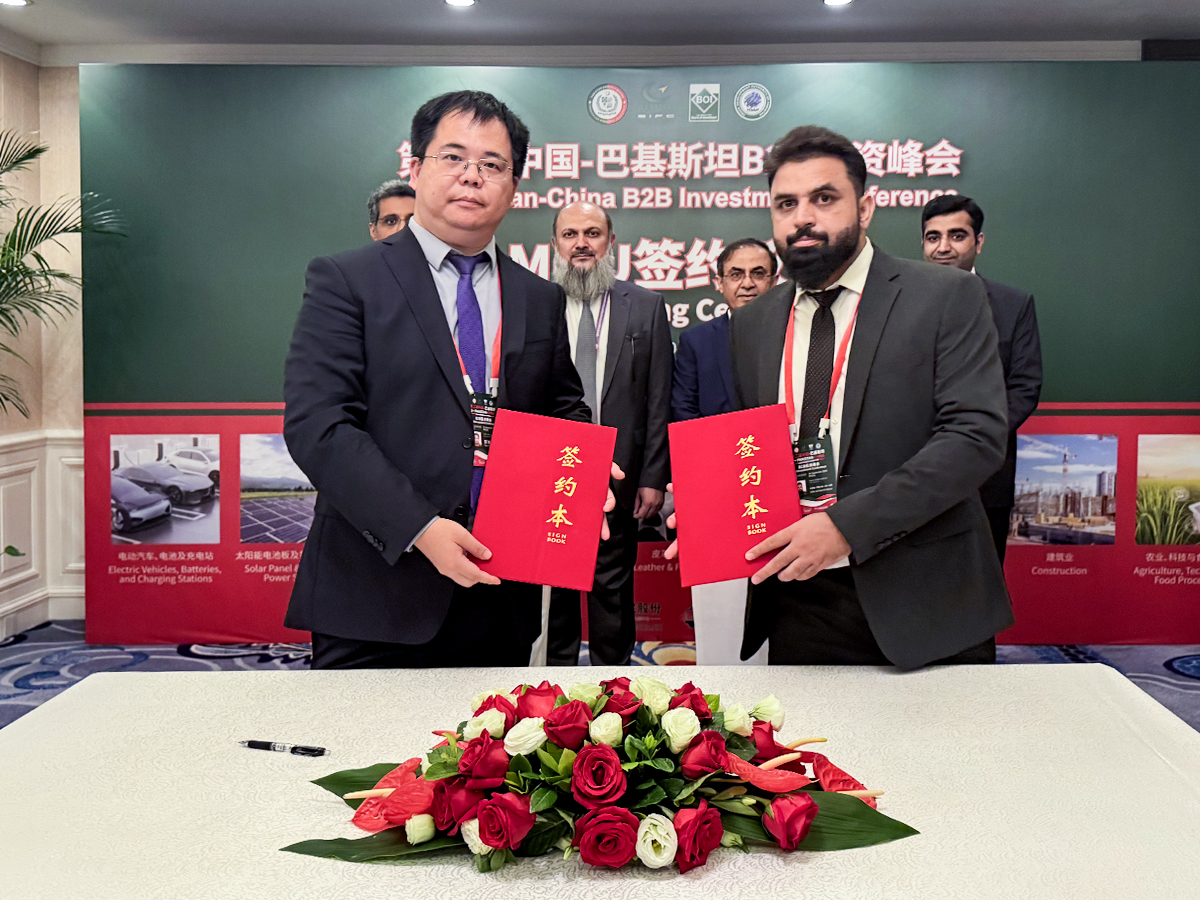 海杰亞“康博刀”首入巴基斯坦并完成裝機，巴總理見(jiàn)證“一帶一路”醫療合作成果